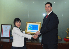 Standard Chartered Bank trao chứng nhận Thanh toán quốc tế xuất sắc cho DongA Bank