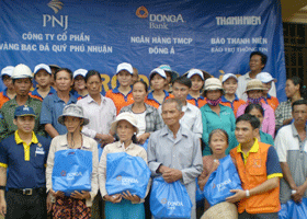 DongA Bank supported people in Central region suffering from flood