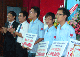 DongA Bank offered 10 scholarships to students at Southern Economics Technical College